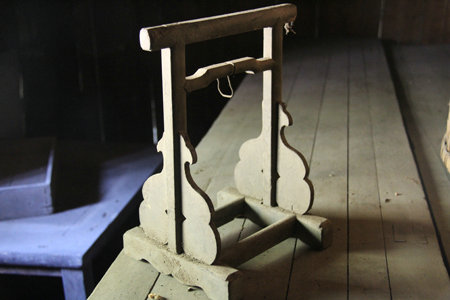 师父平日里挂毛笔的架子