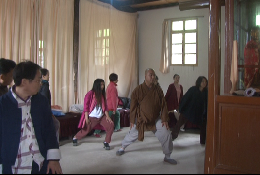 延理法师带领大家做“八段锦” 延理法师带领大家做“八段锦”